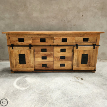 Ce buffet manguier et métal Kukuu a été fabriqué à partir de bois massif de manguier et de métal. Mesures: 200 x 45 x 90 cm. Kukuu, meubles industriels de qualité.